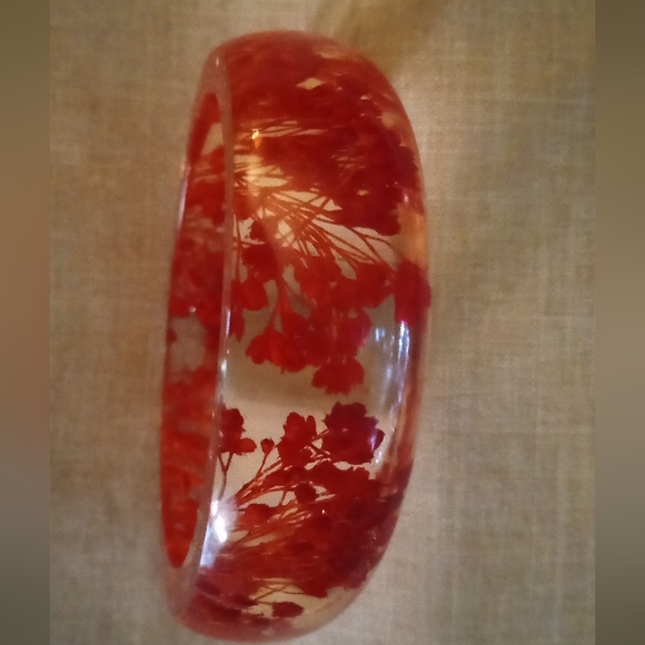 Vintage Encased Red Baby Breath Resin Bangle Bracelet - Picture 4 of 7